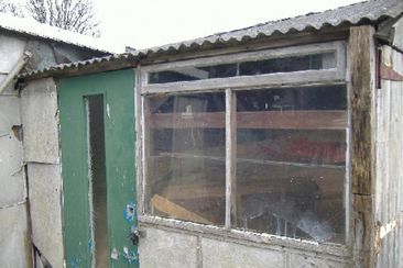 external shed - cement roof and asbestos wall panels.JPG